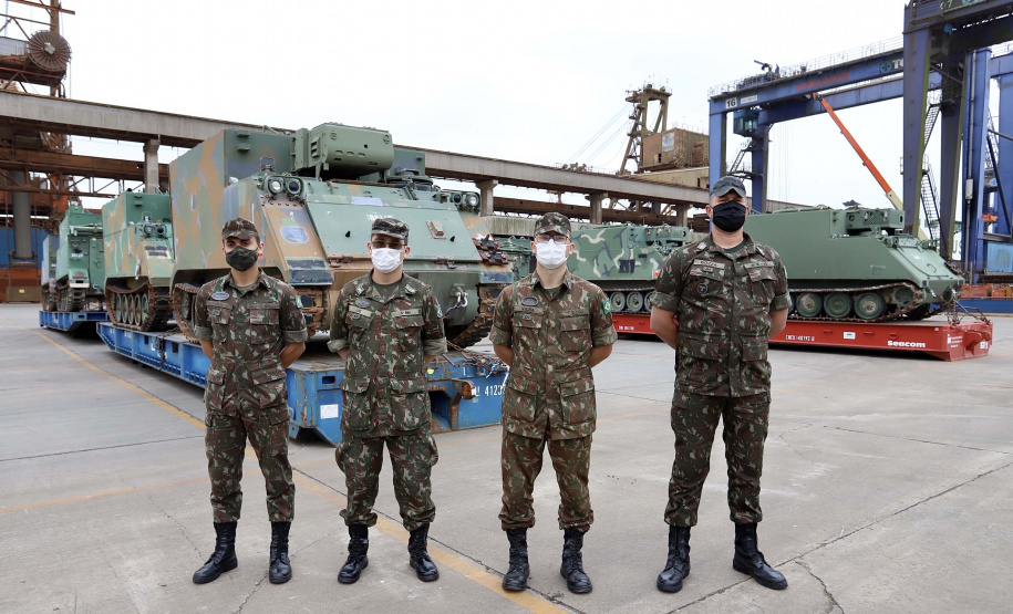 O Porto de Paranaguá recebeu nesta terça-feira (15) uma remessa de 30 tanques blindados, doados pelos Estados Unidos ao Exército Brasileiro. A operação especial foi organizada pela empresa Portos do Paraná, em conjunto com representantes do Comando da 5a Região Militar e da empresa Marcon Logística Portuária. Os veículos vieram de Galveston, Texas, para serem usados em treinamento, combate e defesa.