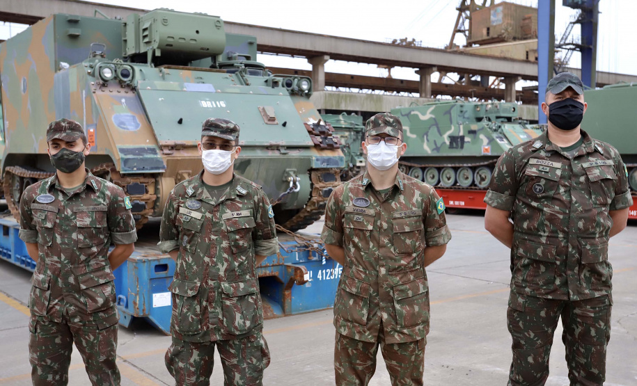 O Porto de Paranaguá recebeu nesta terça-feira (15) uma remessa de 30 tanques blindados, doados pelos Estados Unidos ao Exército Brasileiro. A operação especial foi organizada pela empresa Portos do Paraná, em conjunto com representantes do Comando da 5a Região Militar e da empresa Marcon Logística Portuária. Os veículos vieram de Galveston, Texas, para serem usados em treinamento, combate e defesa.