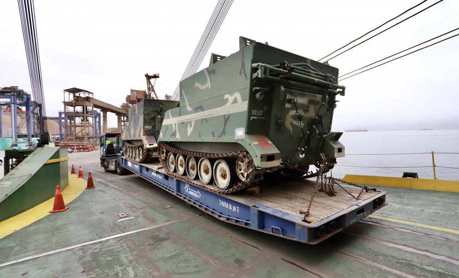O Porto de Paranaguá recebeu nesta terça-feira (15) uma remessa de 30 tanques blindados, doados pelos Estados Unidos ao Exército Brasileiro. A operação especial foi organizada pela empresa Portos do Paraná, em conjunto com representantes do Comando da 5a Região Militar e da empresa Marcon Logística Portuária. Os veículos vieram de Galveston, Texas, para serem usados em treinamento, combate e defesa.