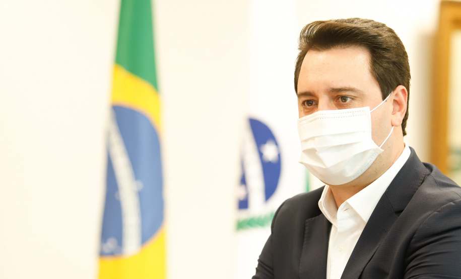 Passamos por um período de grandes dificuldades e não medimos esforços para diminuir o impacto da pandemia na vida dos cidadãos paranaenses”, afirmou o governador Carlos Massa Ratinho Junior. “Além de dar um apoio para o trabalhador que está desempregado, também queremos garantir que a tarifa de ônibus não aumente enquanto durar a pandemia, o que impactaria na renda da população”, ressaltou.