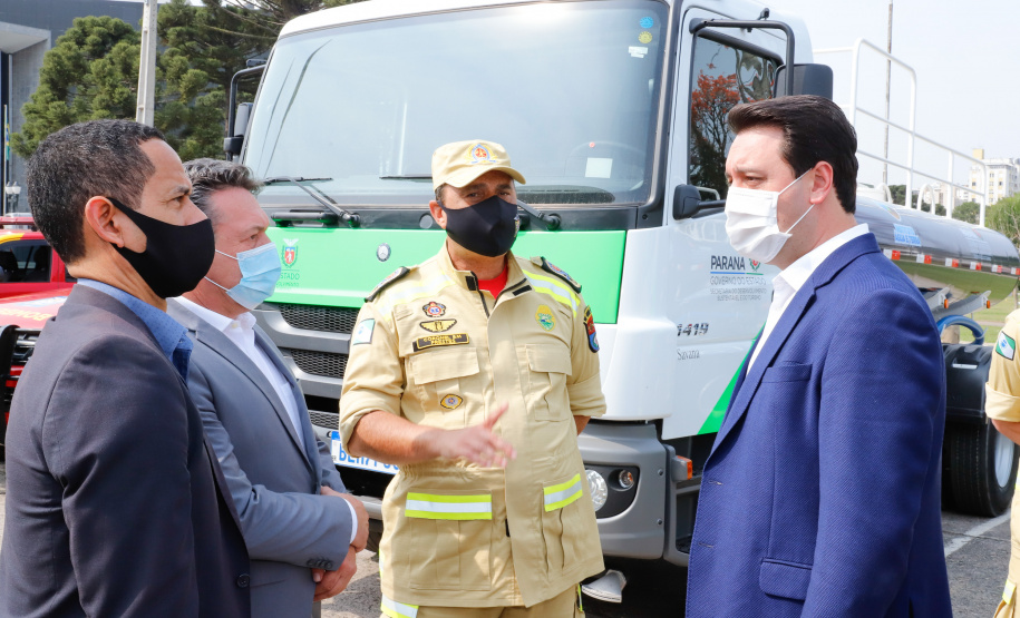 O Governo do Estado encaminhou nesta quarta-feira (16) sete caminhões-pipa e mais oito bombeiros militares para colaborar no combate às queimadas na região do Pantanal, no Mato Grosso do Sul. O grupo de oficiais e os equipamentos saíram do Palácio Iguaçu e vão reforçar a missão do Paraná no estado vizinho a partir de quinta-feira (17).