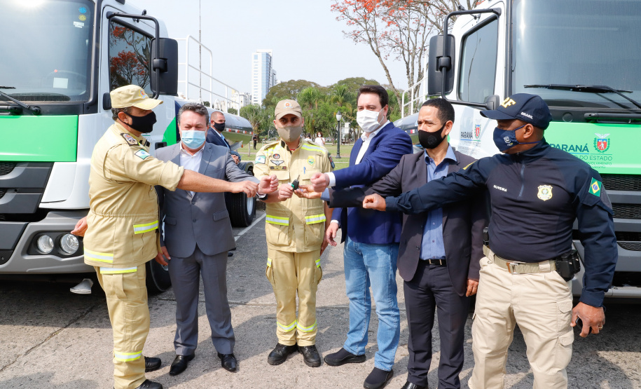 O Governo do Estado encaminhou nesta quarta-feira (16) sete caminhões-pipa e mais oito bombeiros militares para colaborar no combate às queimadas na região do Pantanal, no Mato Grosso do Sul. O grupo de oficiais e os equipamentos saíram do Palácio Iguaçu e vão reforçar a missão do Paraná no estado vizinho a partir de quinta-feira (17).
