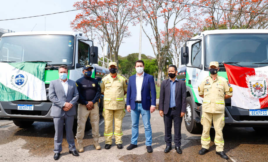 O Governo do Estado encaminhou nesta quarta-feira (16) sete caminhões-pipa e mais oito bombeiros militares para colaborar no combate às queimadas na região do Pantanal, no Mato Grosso do Sul. O grupo de oficiais e os equipamentos saíram do Palácio Iguaçu e vão reforçar a missão do Paraná no estado vizinho a partir de quinta-feira (17).