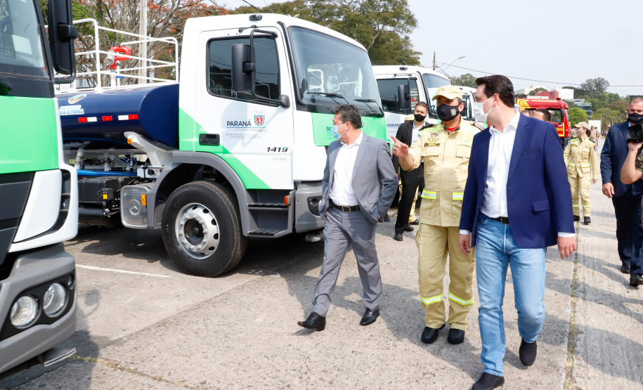O Governo do Estado encaminhou nesta quarta-feira (16) sete caminhões-pipa e mais oito bombeiros militares para colaborar no combate às queimadas na região do Pantanal, no Mato Grosso do Sul. O grupo de oficiais e os equipamentos saíram do Palácio Iguaçu e vão reforçar a missão do Paraná no estado vizinho a partir de quinta-feira (17).