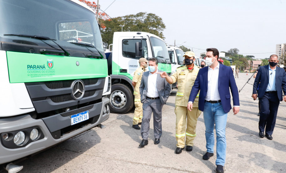 O Governo do Estado encaminhou nesta quarta-feira (16) sete caminhões-pipa e mais oito bombeiros militares para colaborar no combate às queimadas na região do Pantanal, no Mato Grosso do Sul. O grupo de oficiais e os equipamentos saíram do Palácio Iguaçu e vão reforçar a missão do Paraná no estado vizinho a partir de quinta-feira (17).