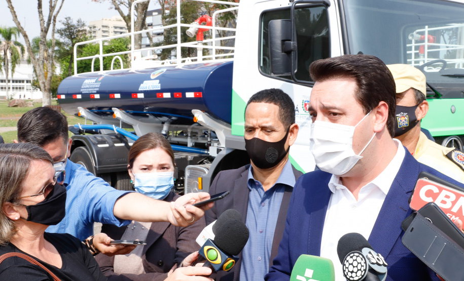 O Governo do Estado encaminhou nesta quarta-feira (16) sete caminhões-pipa e mais oito bombeiros militares para colaborar no combate às queimadas na região do Pantanal, no Mato Grosso do Sul. O grupo de oficiais e os equipamentos saíram do Palácio Iguaçu e vão reforçar a missão do Paraná no estado vizinho a partir de quinta-feira (17).