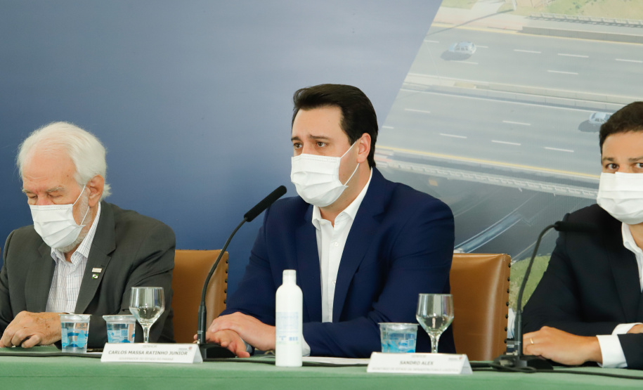 O governador Carlos Massa Ratinho Junior anunciou nesta quarta-feira (16) um programa de obras de infraestrutura que soma R$ 4 bilhões. Os projetos envolvem melhorias e modernização de rodovias, estradas rurais em todas as regiões do Paraná, além de um grande investimento no Litoral do Estado e na segurança pública.