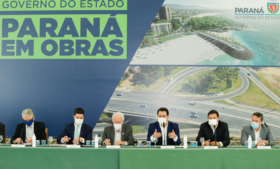 O governador Carlos Massa Ratinho Junior anunciou nesta quarta-feira (16) um programa de obras de infraestrutura que soma R$ 4 bilhões. Os projetos envolvem melhorias e modernização de rodovias, estradas rurais em todas as regiões do Paraná, além de um grande investimento no Litoral do Estado e na segurança pública.