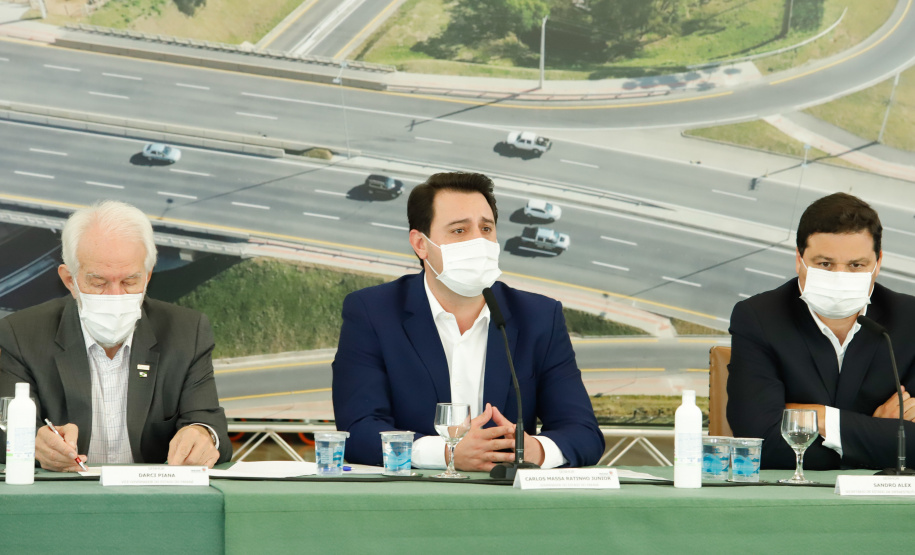 O governador Carlos Massa Ratinho Junior anunciou nesta quarta-feira (16) um programa de obras de infraestrutura que soma R$ 4 bilhões. Os projetos envolvem melhorias e modernização de rodovias, estradas rurais em todas as regiões do Paraná, além de um grande investimento no Litoral do Estado e na segurança pública.