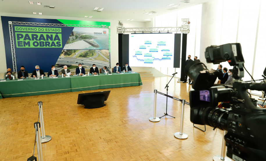 O governador Carlos Massa Ratinho Junior anunciou nesta quarta-feira (16) um programa de obras de infraestrutura que soma R$ 4 bilhões. Os projetos envolvem melhorias e modernização de rodovias, estradas rurais em todas as regiões do Paraná, além de um grande investimento no Litoral do Estado e na segurança pública.