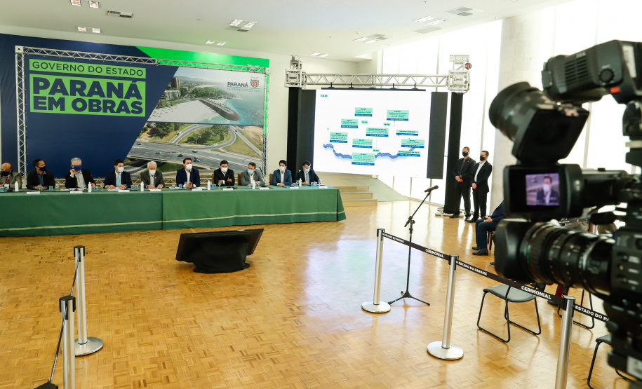 O governador Carlos Massa Ratinho Junior anunciou nesta quarta-feira (16) um programa de obras de infraestrutura que soma R$ 4 bilhões. Os projetos envolvem melhorias e modernização de rodovias, estradas rurais em todas as regiões do Paraná, além de um grande investimento no Litoral do Estado e na segurança pública.