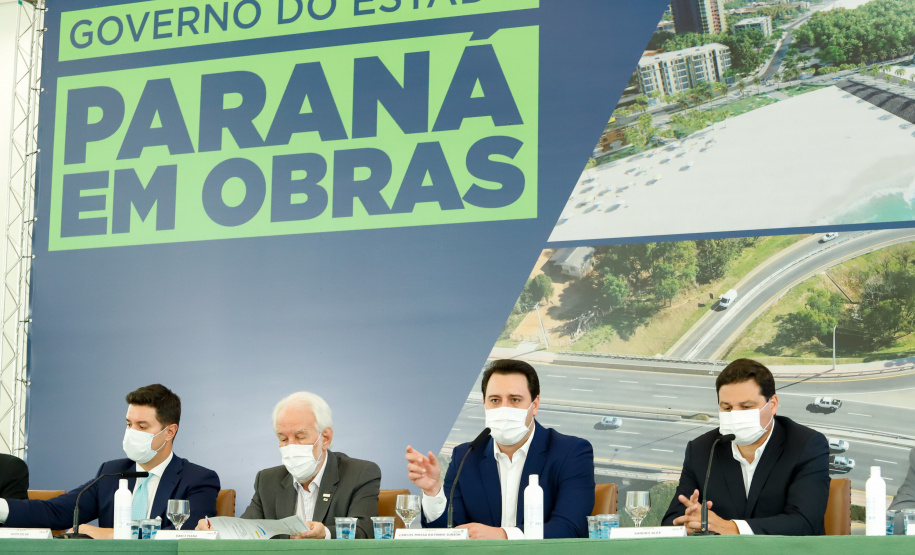 O governador Carlos Massa Ratinho Junior anunciou nesta quarta-feira (16) um programa de obras de infraestrutura que soma R$ 4 bilhões. Os projetos envolvem melhorias e modernização de rodovias, estradas rurais em todas as regiões do Paraná, além de um grande investimento no Litoral do Estado e na segurança pública.