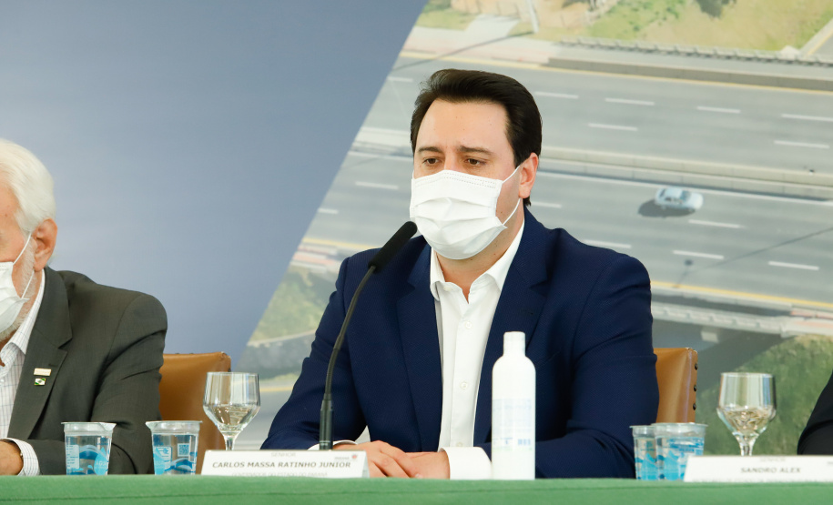 O governador Carlos Massa Ratinho Junior anunciou nesta quarta-feira (16) um programa de obras de infraestrutura que soma R$ 4 bilhões. Os projetos envolvem melhorias e modernização de rodovias, estradas rurais em todas as regiões do Paraná, além de um grande investimento no Litoral do Estado e na segurança pública.