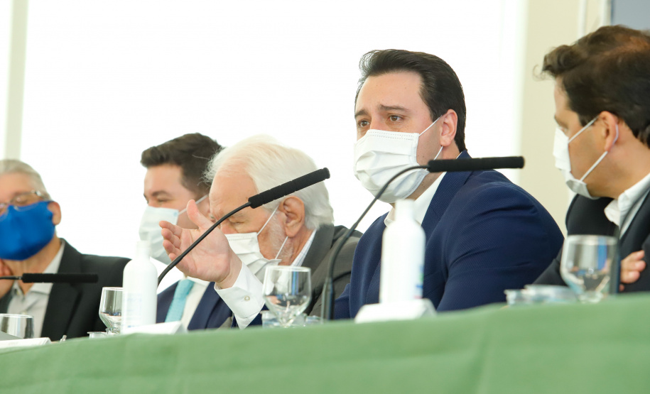 O governador Carlos Massa Ratinho Junior anunciou nesta quarta-feira (16) um programa de obras de infraestrutura que soma R$ 4 bilhões. Os projetos envolvem melhorias e modernização de rodovias, estradas rurais em todas as regiões do Paraná, além de um grande investimento no Litoral do Estado e na segurança pública.