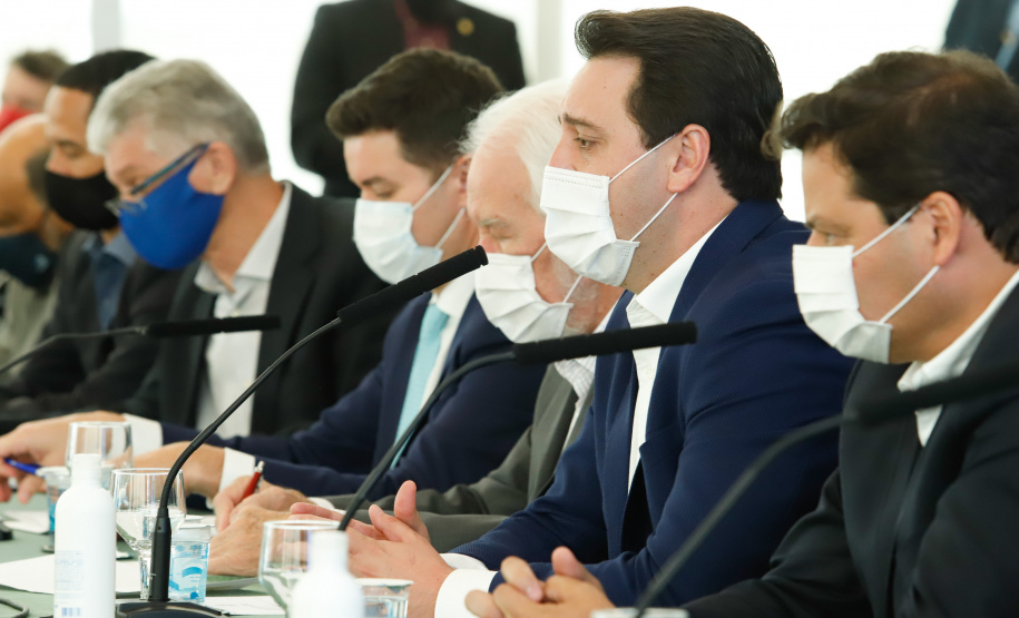 O governador Carlos Massa Ratinho Junior anunciou nesta quarta-feira (16) um programa de obras de infraestrutura que soma R$ 4 bilhões. Os projetos envolvem melhorias e modernização de rodovias, estradas rurais em todas as regiões do Paraná, além de um grande investimento no Litoral do Estado e na segurança pública.