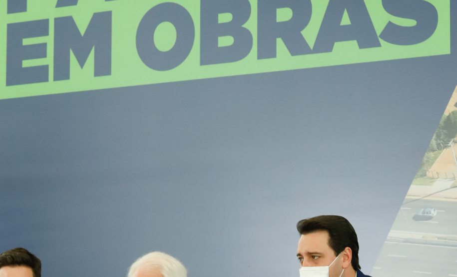 O governador Carlos Massa Ratinho Junior anunciou nesta quarta-feira (16) um programa de obras de infraestrutura que soma R$ 4 bilhões. Os projetos envolvem melhorias e modernização de rodovias, estradas rurais em todas as regiões do Paraná, além de um grande investimento no Litoral do Estado e na segurança pública.