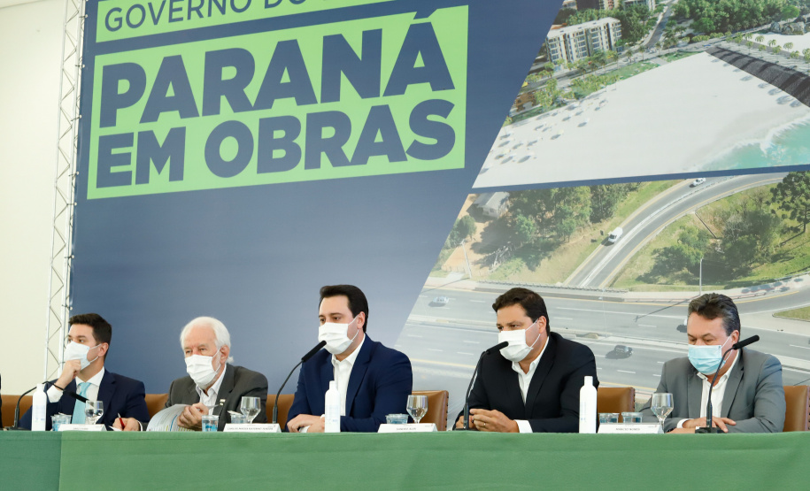 O governador Carlos Massa Ratinho Junior anunciou nesta quarta-feira (16) um programa de obras de infraestrutura que soma R$ 4 bilhões. Os projetos envolvem melhorias e modernização de rodovias, estradas rurais em todas as regiões do Paraná, além de um grande investimento no Litoral do Estado e na segurança pública.