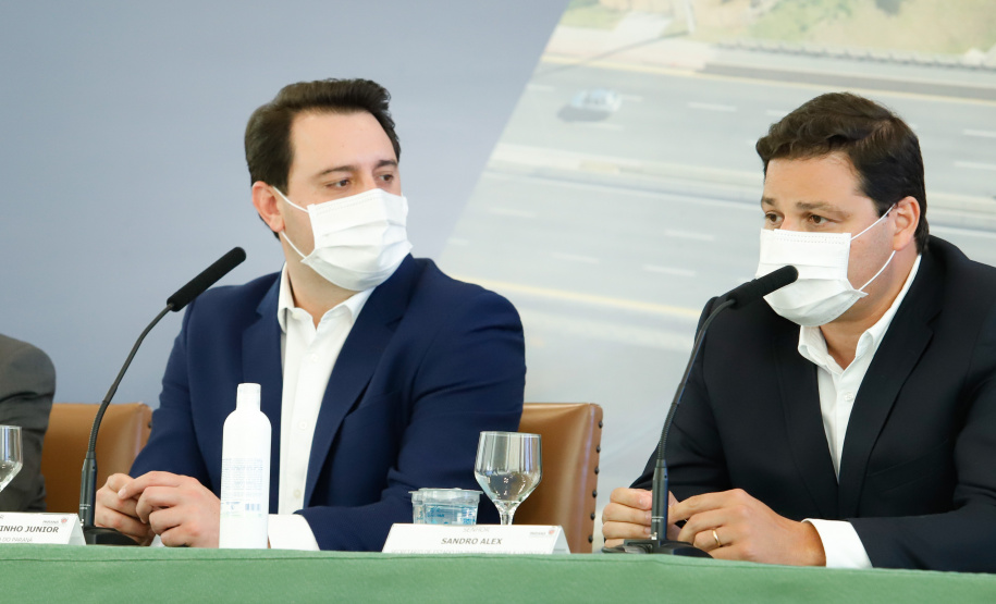 O governador Carlos Massa Ratinho Junior anunciou nesta quarta-feira (16) um programa de obras de infraestrutura que soma R$ 4 bilhões. Os projetos envolvem melhorias e modernização de rodovias, estradas rurais em todas as regiões do Paraná, além de um grande investimento no Litoral do Estado e na segurança pública.
