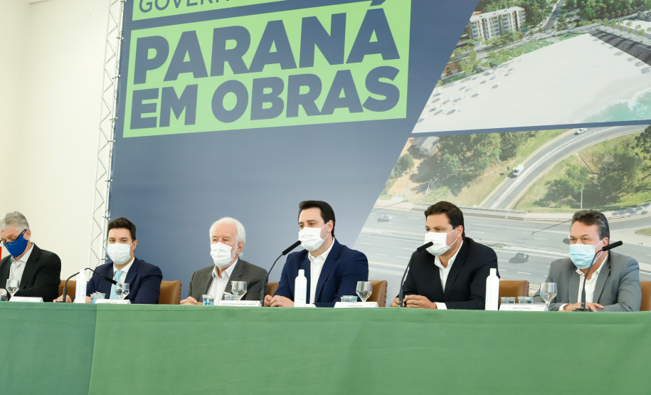 O governador Carlos Massa Ratinho Junior anunciou nesta quarta-feira (16) um programa de obras de infraestrutura que soma R$ 4 bilhões. Os projetos envolvem melhorias e modernização de rodovias, estradas rurais em todas as regiões do Paraná, além de um grande investimento no Litoral do Estado e na segurança pública.