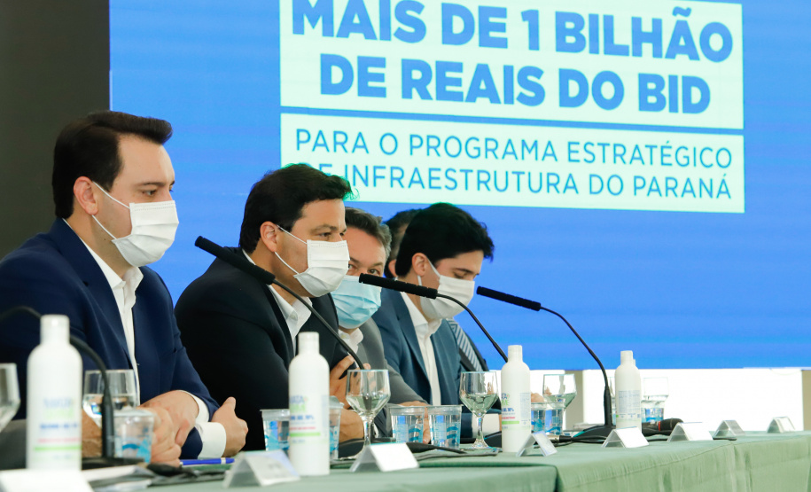O governador Carlos Massa Ratinho Junior anunciou nesta quarta-feira (16) um programa de obras de infraestrutura que soma R$ 4 bilhões. Os projetos envolvem melhorias e modernização de rodovias, estradas rurais em todas as regiões do Paraná, além de um grande investimento no Litoral do Estado e na segurança pública.