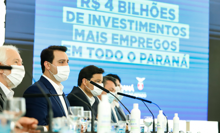 O governador Carlos Massa Ratinho Junior anunciou nesta quarta-feira (16) um programa de obras de infraestrutura que soma R$ 4 bilhões. Os projetos envolvem melhorias e modernização de rodovias, estradas rurais em todas as regiões do Paraná, além de um grande investimento no Litoral do Estado e na segurança pública.