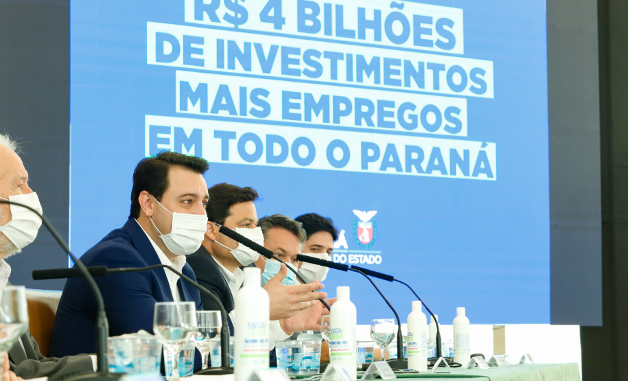 O governador Carlos Massa Ratinho Junior anunciou nesta quarta-feira (16) um programa de obras de infraestrutura que soma R$ 4 bilhões. Os projetos envolvem melhorias e modernização de rodovias, estradas rurais em todas as regiões do Paraná, além de um grande investimento no Litoral do Estado e na segurança pública.
