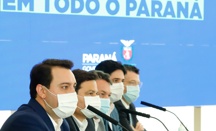 O governador Carlos Massa Ratinho Junior anunciou nesta quarta-feira (16) um programa de obras de infraestrutura que soma R$ 4 bilhões. Os projetos envolvem melhorias e modernização de rodovias, estradas rurais em todas as regiões do Paraná, além de um grande investimento no Litoral do Estado e na segurança pública.