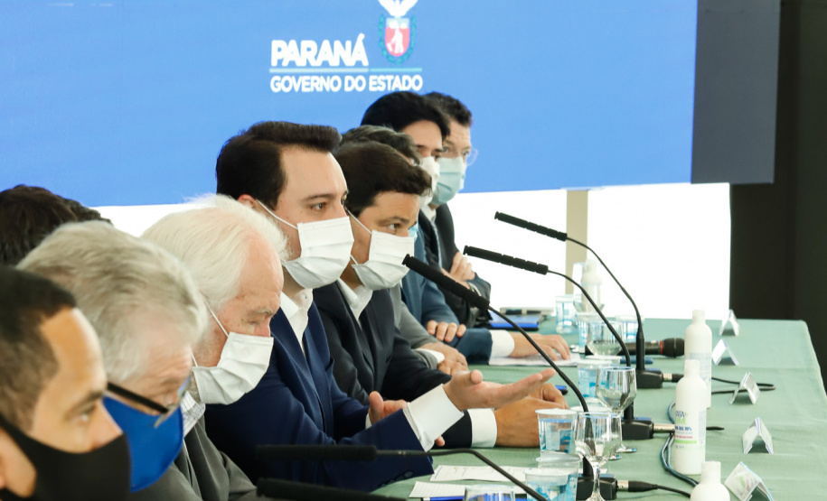 O governador Carlos Massa Ratinho Junior anunciou nesta quarta-feira (16) um programa de obras de infraestrutura que soma R$ 4 bilhões. Os projetos envolvem melhorias e modernização de rodovias, estradas rurais em todas as regiões do Paraná, além de um grande investimento no Litoral do Estado e na segurança pública.