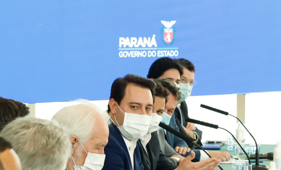 O governador Carlos Massa Ratinho Junior anunciou nesta quarta-feira (16) um programa de obras de infraestrutura que soma R$ 4 bilhões. Os projetos envolvem melhorias e modernização de rodovias, estradas rurais em todas as regiões do Paraná, além de um grande investimento no Litoral do Estado e na segurança pública.