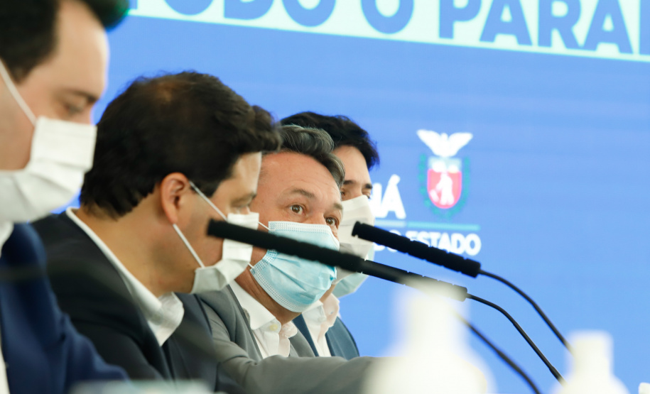 O governador Carlos Massa Ratinho Junior anunciou nesta quarta-feira (16) um programa de obras de infraestrutura que soma R$ 4 bilhões. Os projetos envolvem melhorias e modernização de rodovias, estradas rurais em todas as regiões do Paraná, além de um grande investimento no Litoral do Estado e na segurança pública.