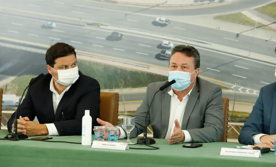 O governador Carlos Massa Ratinho Junior anunciou nesta quarta-feira (16) um programa de obras de infraestrutura que soma R$ 4 bilhões. Os projetos envolvem melhorias e modernização de rodovias, estradas rurais em todas as regiões do Paraná, além de um grande investimento no Litoral do Estado e na segurança pública.