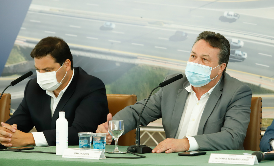 O governador Carlos Massa Ratinho Junior anunciou nesta quarta-feira (16) um programa de obras de infraestrutura que soma R$ 4 bilhões. Os projetos envolvem melhorias e modernização de rodovias, estradas rurais em todas as regiões do Paraná, além de um grande investimento no Litoral do Estado e na segurança pública.