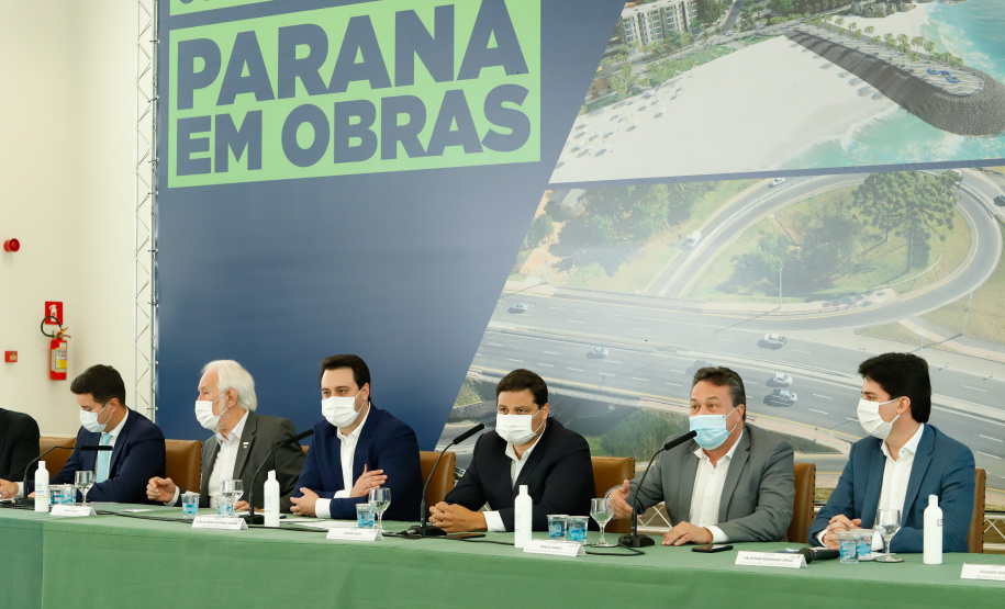 O governador Carlos Massa Ratinho Junior anunciou nesta quarta-feira (16) um programa de obras de infraestrutura que soma R$ 4 bilhões. Os projetos envolvem melhorias e modernização de rodovias, estradas rurais em todas as regiões do Paraná, além de um grande investimento no Litoral do Estado e na segurança pública.