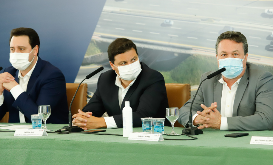 O governador Carlos Massa Ratinho Junior anunciou nesta quarta-feira (16) um programa de obras de infraestrutura que soma R$ 4 bilhões. Os projetos envolvem melhorias e modernização de rodovias, estradas rurais em todas as regiões do Paraná, além de um grande investimento no Litoral do Estado e na segurança pública.