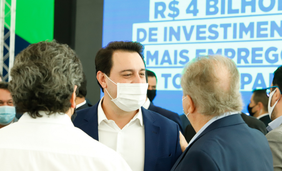 O governador Carlos Massa Ratinho Junior anunciou nesta quarta-feira (16) um programa de obras de infraestrutura que soma R$ 4 bilhões. Os projetos envolvem melhorias e modernização de rodovias, estradas rurais em todas as regiões do Paraná, além de um grande investimento no Litoral do Estado e na segurança pública.