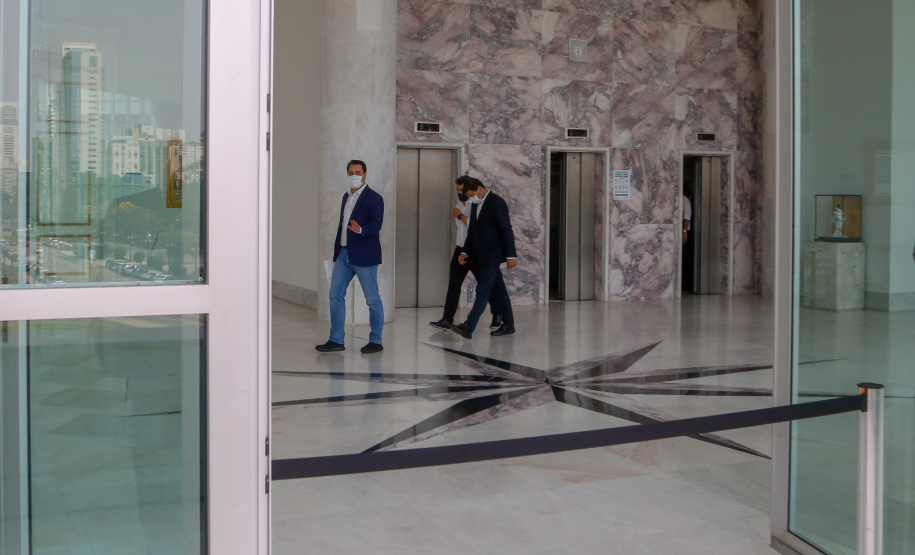 O governador Carlos Massa Ratinho Junior anunciou nesta quarta-feira (16) um programa de obras de infraestrutura que soma R$ 4 bilhões. Os projetos envolvem melhorias e modernização de rodovias, estradas rurais em todas as regiões do Paraná, além de um grande investimento no Litoral do Estado e na segurança pública.Foto Gilson Abreu/AEN