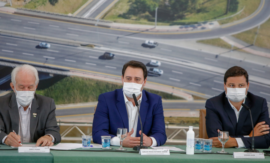 O governador Carlos Massa Ratinho Junior anunciou nesta quarta-feira (16) um programa de obras de infraestrutura que soma R$ 4 bilhões. Os projetos envolvem melhorias e modernização de rodovias, estradas rurais em todas as regiões do Paraná, além de um grande investimento no Litoral do Estado e na segurança pública.Foto Gilson Abreu/AEN