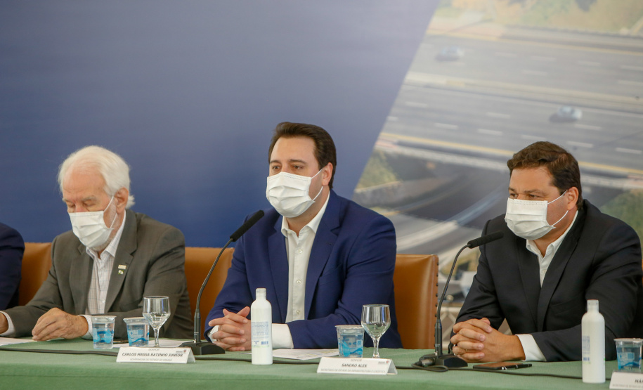 O governador Carlos Massa Ratinho Junior anunciou nesta quarta-feira (16) um programa de obras de infraestrutura que soma R$ 4 bilhões. Os projetos envolvem melhorias e modernização de rodovias, estradas rurais em todas as regiões do Paraná, além de um grande investimento no Litoral do Estado e na segurança pública.Foto Gilson Abreu/AEN