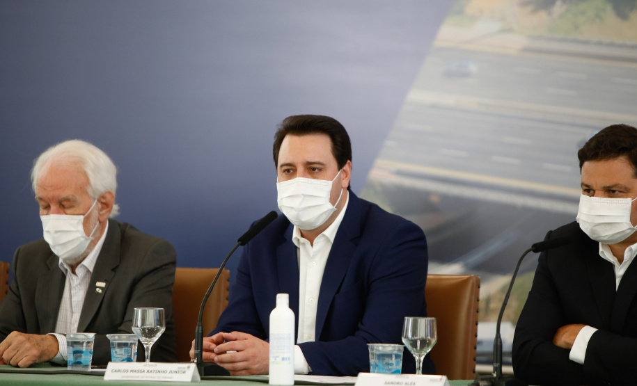 O governador Carlos Massa Ratinho Junior anunciou nesta quarta-feira (16) um programa de obras de infraestrutura que soma R$ 4 bilhões. Os projetos envolvem melhorias e modernização de rodovias, estradas rurais em todas as regiões do Paraná, além de um grande investimento no Litoral do Estado e na segurança pública.Foto Gilson Abreu/AEN