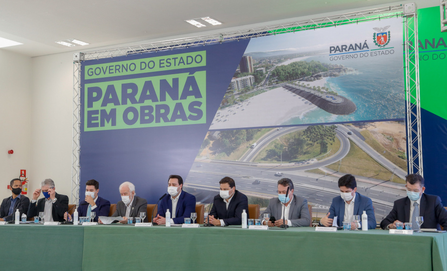 O governador Carlos Massa Ratinho Junior anunciou nesta quarta-feira (16) um programa de obras de infraestrutura que soma R$ 4 bilhões. Os projetos envolvem melhorias e modernização de rodovias, estradas rurais em todas as regiões do Paraná, além de um grande investimento no Litoral do Estado e na segurança pública.Foto Gilson Abreu/AEN