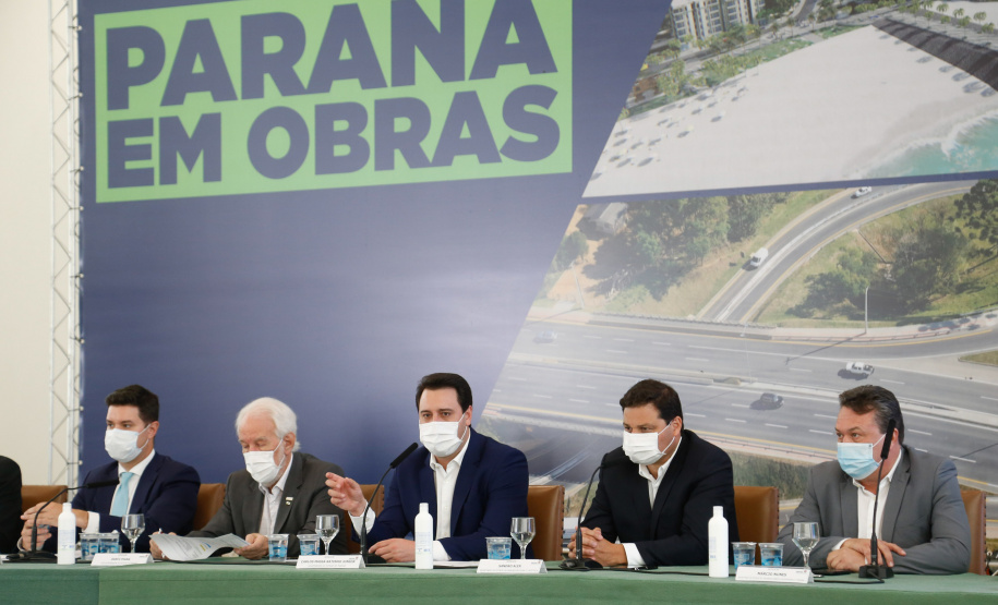 O governador Carlos Massa Ratinho Junior anunciou nesta quarta-feira (16) um programa de obras de infraestrutura que soma R$ 4 bilhões. Os projetos envolvem melhorias e modernização de rodovias, estradas rurais em todas as regiões do Paraná, além de um grande investimento no Litoral do Estado e na segurança pública.Foto Gilson Abreu/AEN