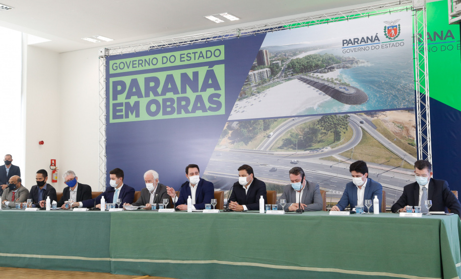 O governador Carlos Massa Ratinho Junior anunciou nesta quarta-feira (16) um programa de obras de infraestrutura que soma R$ 4 bilhões. Os projetos envolvem melhorias e modernização de rodovias, estradas rurais em todas as regiões do Paraná, além de um grande investimento no Litoral do Estado e na segurança pública.Foto Gilson Abreu/AEN
