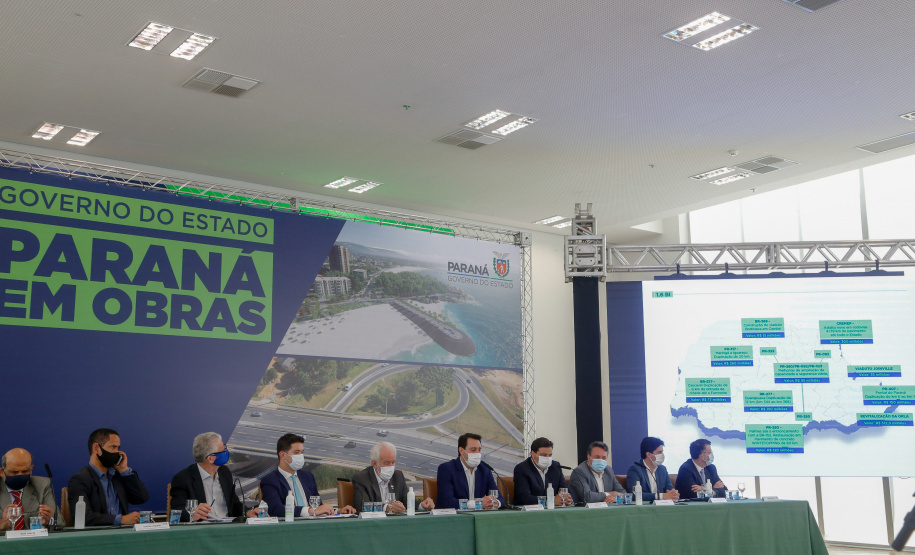 O governador Carlos Massa Ratinho Junior anunciou nesta quarta-feira (16) um programa de obras de infraestrutura que soma R$ 4 bilhões. Os projetos envolvem melhorias e modernização de rodovias, estradas rurais em todas as regiões do Paraná, além de um grande investimento no Litoral do Estado e na segurança pública.Foto Gilson Abreu/AEN