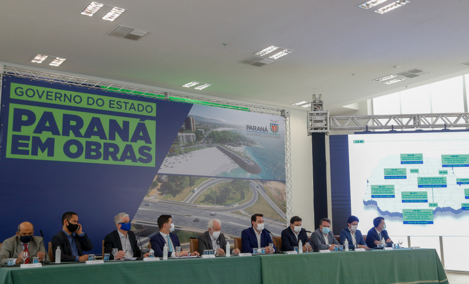 O governador Carlos Massa Ratinho Junior anunciou nesta quarta-feira (16) um programa de obras de infraestrutura que soma R$ 4 bilhões. Os projetos envolvem melhorias e modernização de rodovias, estradas rurais em todas as regiões do Paraná, além de um grande investimento no Litoral do Estado e na segurança pública.Foto Gilson Abreu/AEN