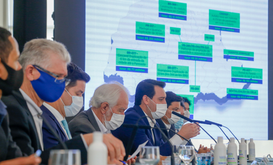 O governador Carlos Massa Ratinho Junior anunciou nesta quarta-feira (16) um programa de obras de infraestrutura que soma R$ 4 bilhões. Os projetos envolvem melhorias e modernização de rodovias, estradas rurais em todas as regiões do Paraná, além de um grande investimento no Litoral do Estado e na segurança pública.Foto Gilson Abreu/AEN