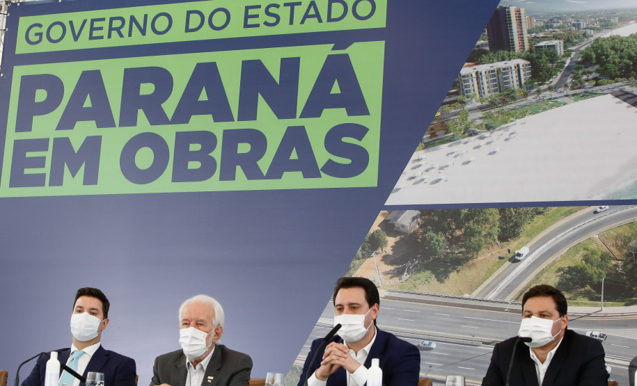 O governador Carlos Massa Ratinho Junior anunciou nesta quarta-feira (16) um programa de obras de infraestrutura que soma R$ 4 bilhões. Os projetos envolvem melhorias e modernização de rodovias, estradas rurais em todas as regiões do Paraná, além de um grande investimento no Litoral do Estado e na segurança pública.Foto Gilson Abreu/AEN