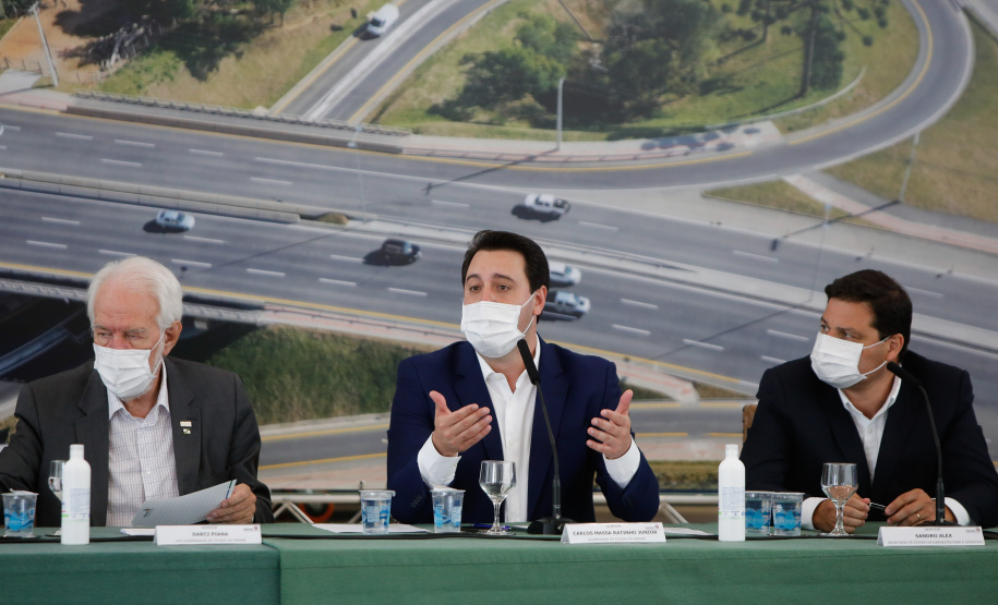 O governador Carlos Massa Ratinho Junior anunciou nesta quarta-feira (16) um programa de obras de infraestrutura que soma R$ 4 bilhões. Os projetos envolvem melhorias e modernização de rodovias, estradas rurais em todas as regiões do Paraná, além de um grande investimento no Litoral do Estado e na segurança pública.Foto Gilson Abreu/AEN