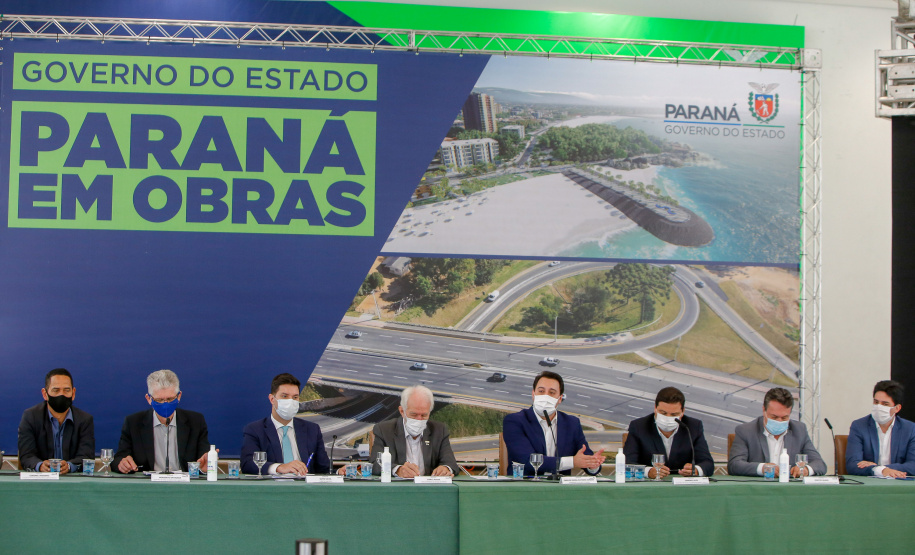 O governador Carlos Massa Ratinho Junior anunciou nesta quarta-feira (16) um programa de obras de infraestrutura que soma R$ 4 bilhões. Os projetos envolvem melhorias e modernização de rodovias, estradas rurais em todas as regiões do Paraná, além de um grande investimento no Litoral do Estado e na segurança pública.Foto Gilson Abreu/AEN