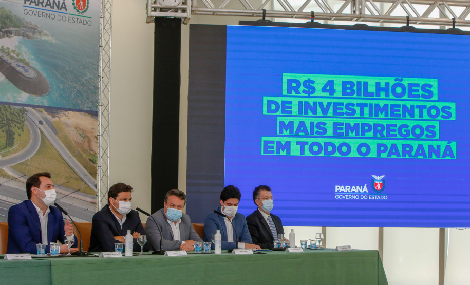 O governador Carlos Massa Ratinho Junior anunciou nesta quarta-feira (16) um programa de obras de infraestrutura que soma R$ 4 bilhões. Os projetos envolvem melhorias e modernização de rodovias, estradas rurais em todas as regiões do Paraná, além de um grande investimento no Litoral do Estado e na segurança pública.Foto Gilson Abreu/AEN