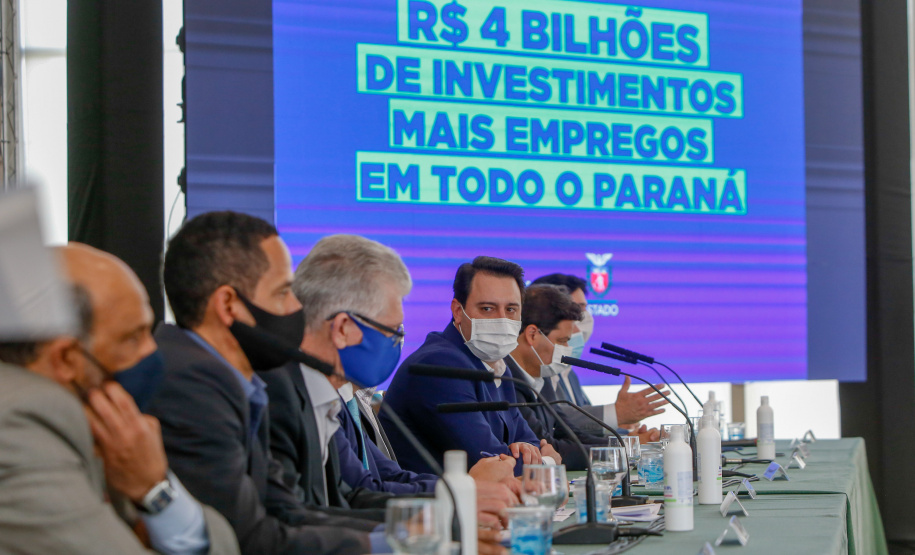 O governador Carlos Massa Ratinho Junior anunciou nesta quarta-feira (16) um programa de obras de infraestrutura que soma R$ 4 bilhões. Os projetos envolvem melhorias e modernização de rodovias, estradas rurais em todas as regiões do Paraná, além de um grande investimento no Litoral do Estado e na segurança pública.Foto Gilson Abreu/AEN